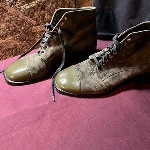 Brand new Green suede Chanel shoes/boots. Size 41 made in italy